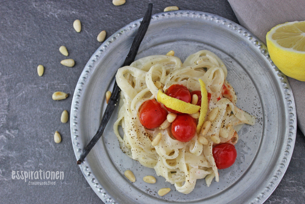 esspirationen-rezepte-pasta-mit-zitronen-vanillesoße-geschmolzenen-kirschtomaten-und-pinienkernen002